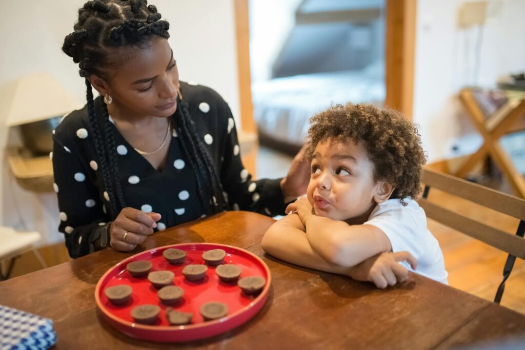 Après devenir mères, les femmes ont plus de chances de se retrouver dans la précarité, du fait de l'inégalité financière qui se creuse