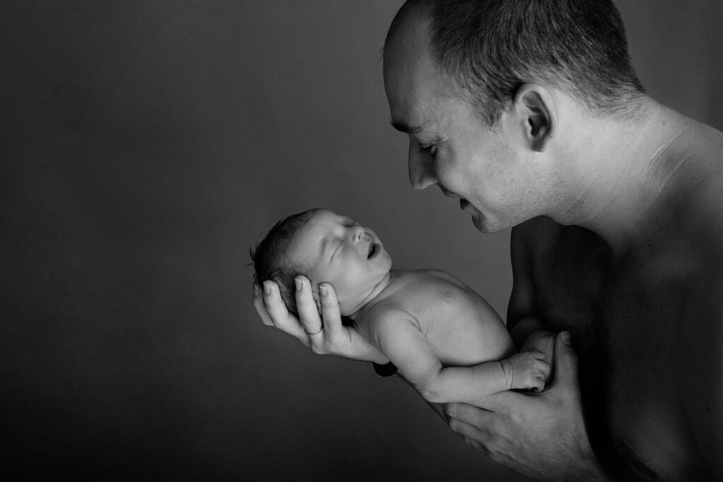 Un père peut choisir de couper le cordon de son bébé ou pas